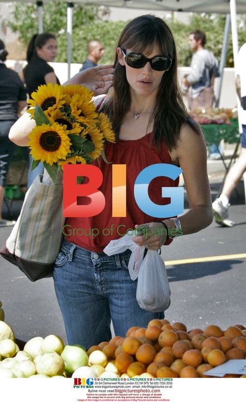 Jennifer Garner at Farmer's Market in Brentwood