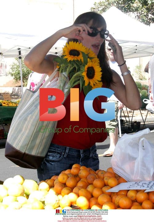 Jennifer Garner at Brentwood Farmers Market