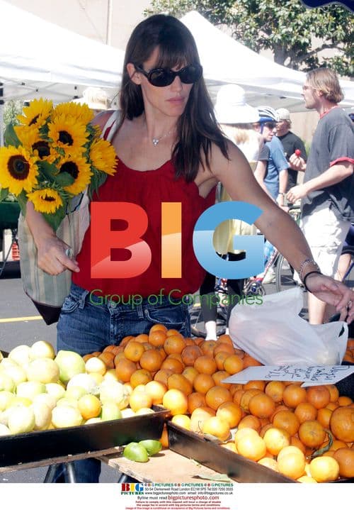Jennifer Garner at Brentwood Farmers Market