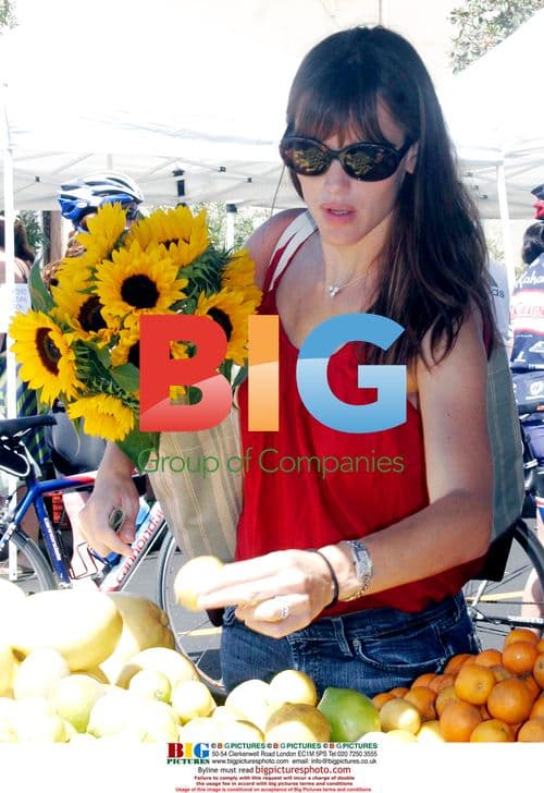 Jennifer Garner at Brentwood Farmers Market