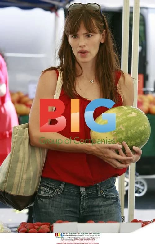 Jennifer Garner Shopping at Brentwood Markets