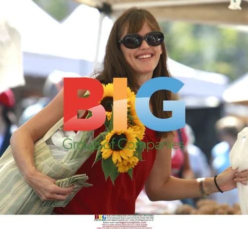 Jennifer Garner at Brentwood Markets