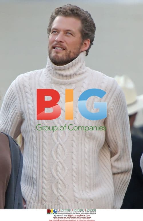 James Tupper Talks to Ladies on Set