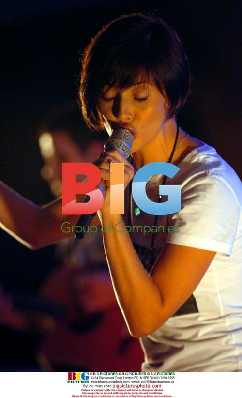 Natalie Imbruglia Performing in London Apple Store