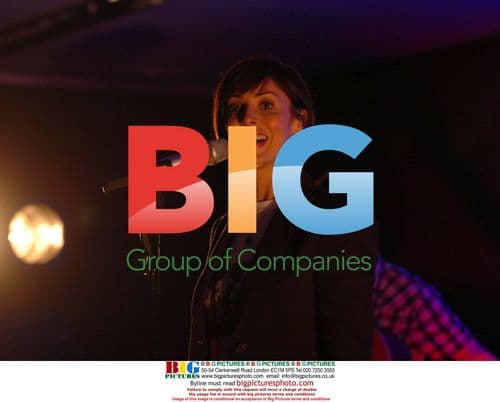 Natalie Imbruglia Performing in London Apple Store