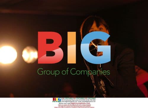 Natalie Imbruglia Performs in London Apple Store