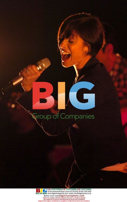 Natalie Imbruglia Performs at London Apple Store