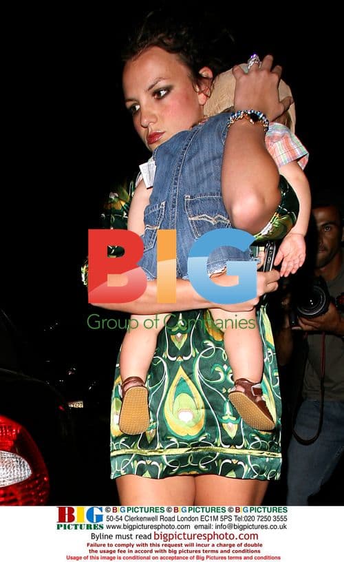 Britney Spears takes kids to restaurant