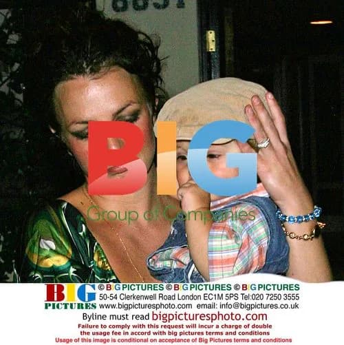Britney Spears takes sons to Cravings Restaurant