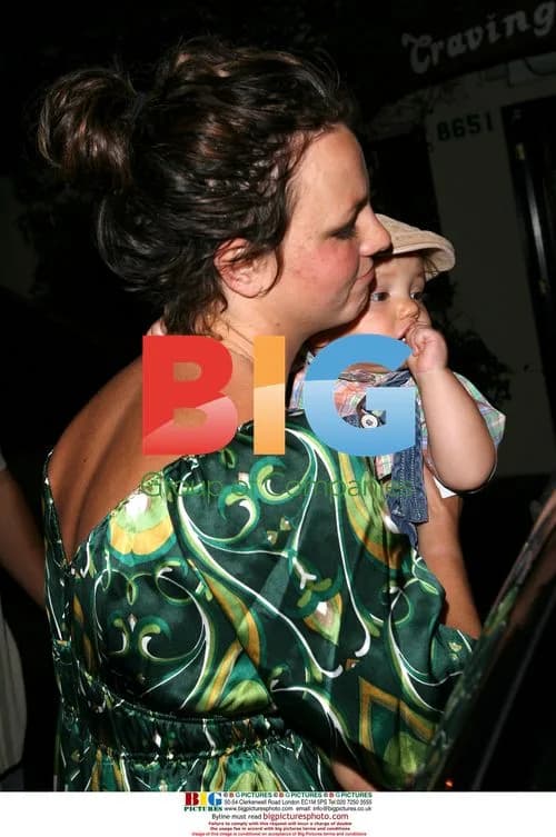 Britney Spears takes sons to Cravings restaurant
