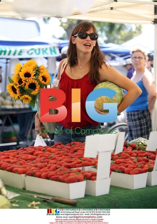 Jennifer Garner at Brentwood Farmers Market