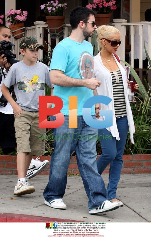 Pregnant Christina Aguilera out with husband and brother