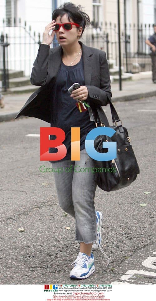 Lily Allen Leaves Home to Shop