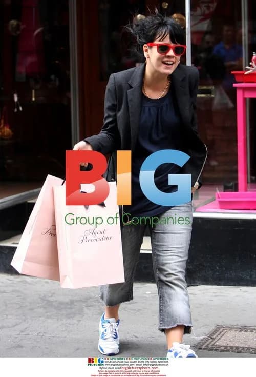Lily Allen Leaving House for Shopping