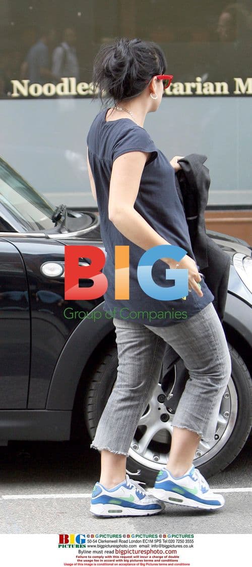 Lily Allen Leaving Home for Errands