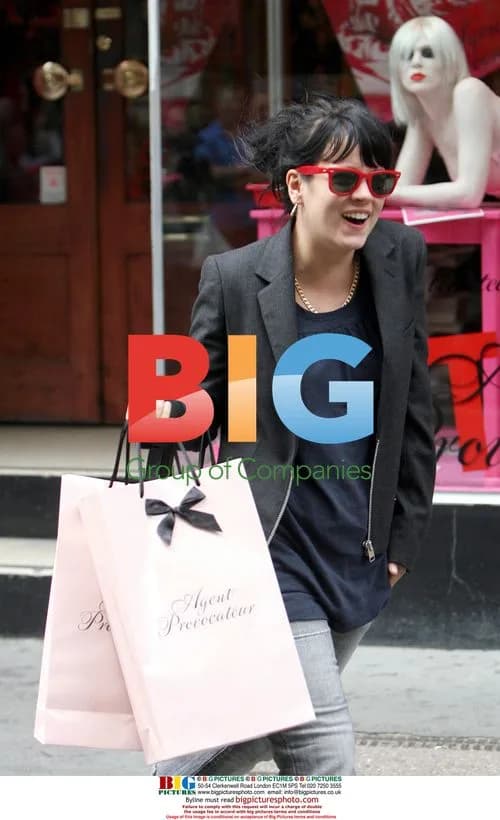 Lily Allen Leaves Home for Shopping