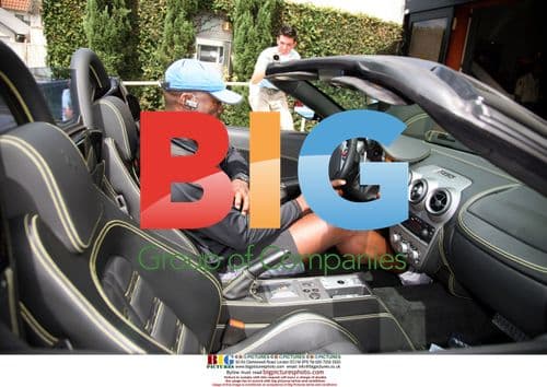 Singer Seal goes shopping in LA