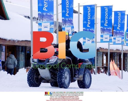 Valeria Mazza and family play in snow