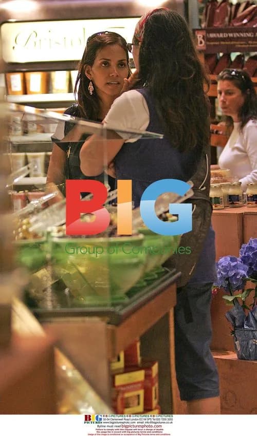 Halle Berry Grocery Shopping