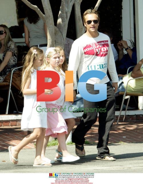 David Hallyday goes shopping with daughters