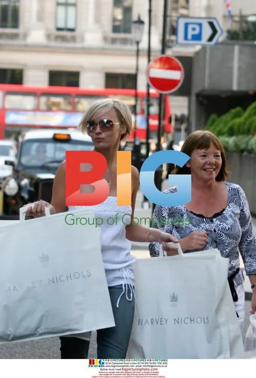 Chanelle Hayes does shopping with mom