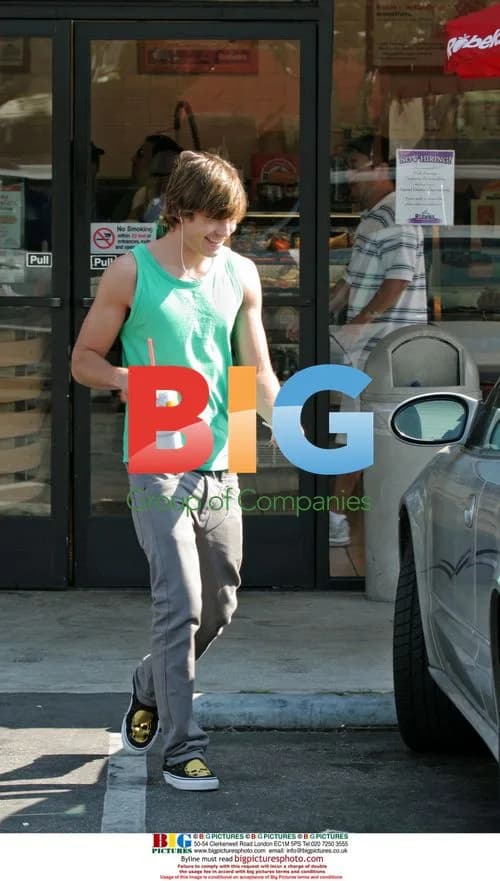 Zac Efron Grabs Smoothie