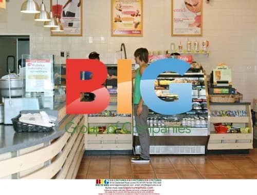 Zac Efron gets smoothie, visits bank