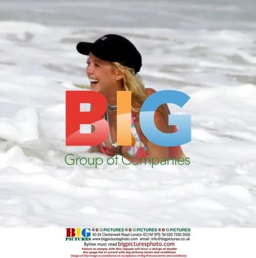 Tara Reid vacations in Los Cabos, Mexico
