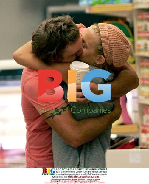 Kate Hudson and Dax Shepard get romantic in grocery store