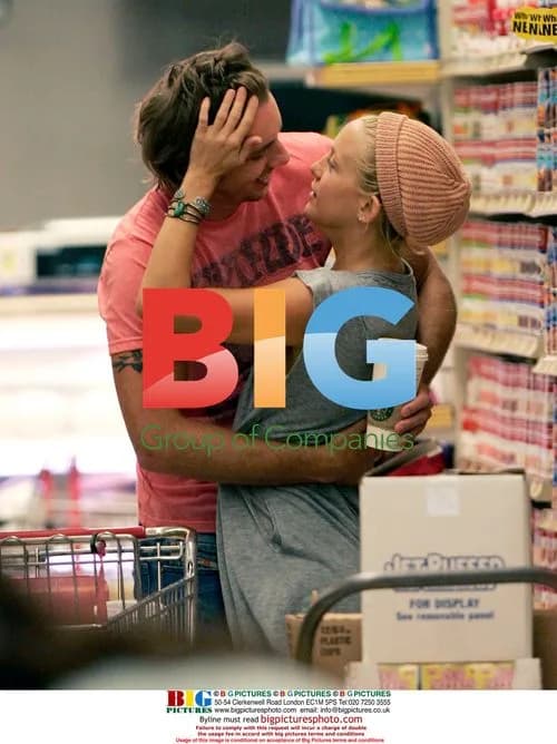 Kate Hudson and Dax Shepard get romantic in grocery store