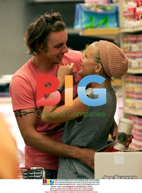 Kate Hudson and Dax Shepard get romantic at grocery store