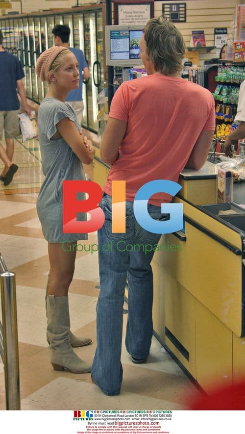 Kate Hudson and Dax Shepard get romantic in grocery store