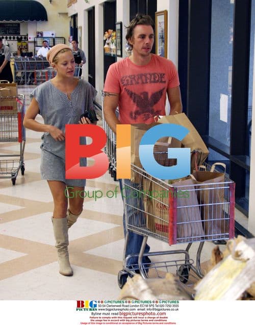 Kate Hudson and Dax Shepard Romantic in Grocery Store