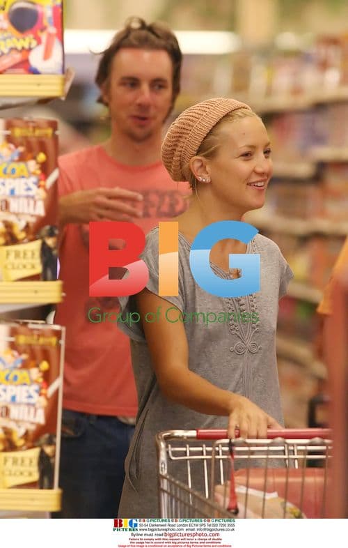 Kate Hudson and Dax Shepard get romantic in grocery store