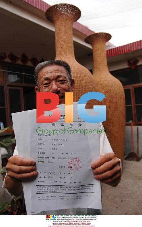 Ding Yuanzhong's Walnut Vases in Rizhao