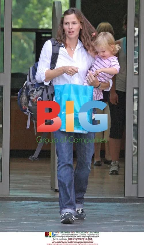 Jennifer Garner Takes Daughter to Library