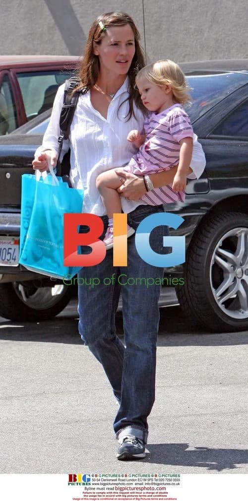Jennifer Garner takes daughter Violet to library