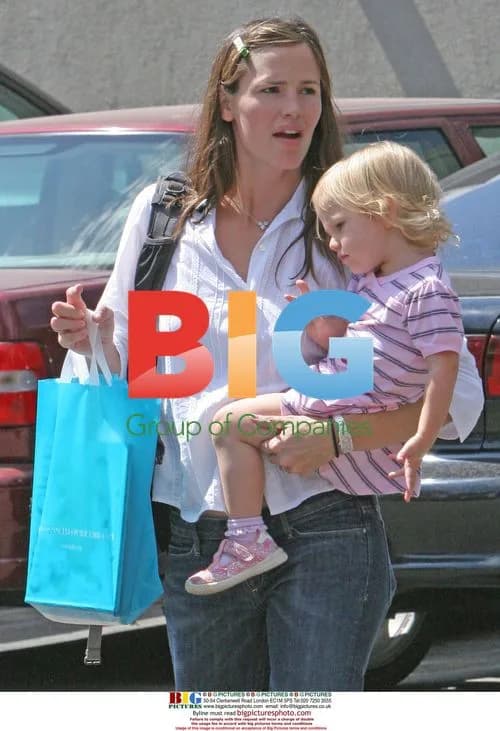 Jennifer Garner and daughter Violet at the library
