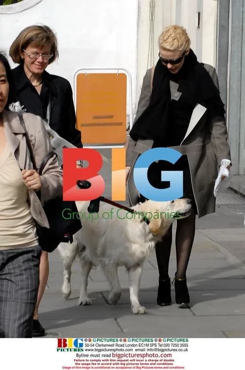 Kylie Minogue Runs Errands in London