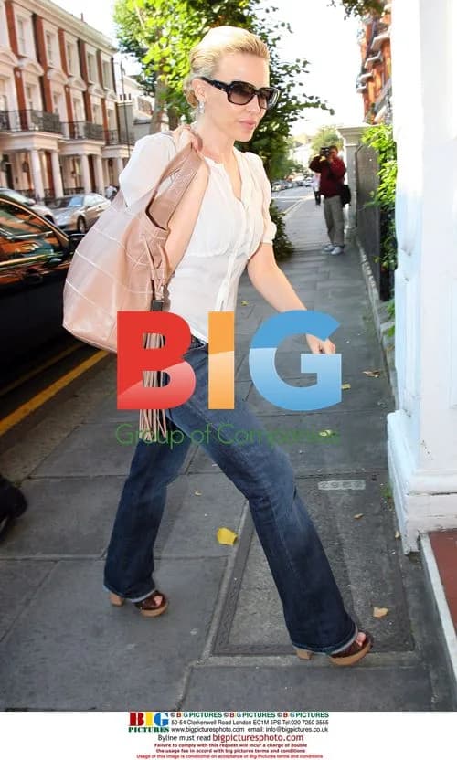 Kylie Minogue Enjoys London Shopping