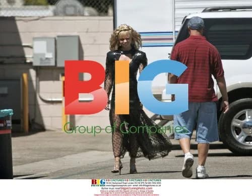 Jaime Pressly and 'My Name is Earl' cast on set