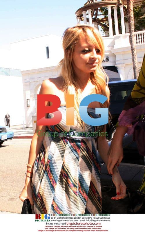 Pregnant Nicole Richie Goes Shopping
