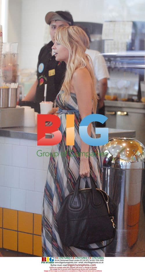 Nicole Richie Grabs Jamba Juice