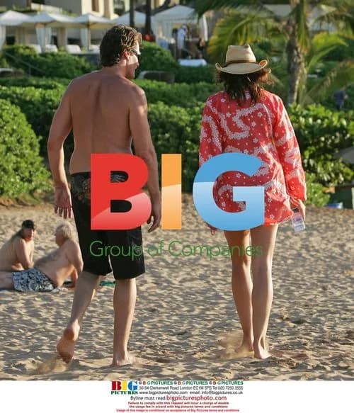 Cindy Crawford and Rande Gerber take sunset walk in Maui