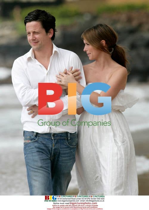 Jennifer Love Hewitt and Ross McCall take romantic beach stroll