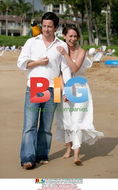 Jennifer Love Hewitt and Ross McCall's Maui Beach Stroll