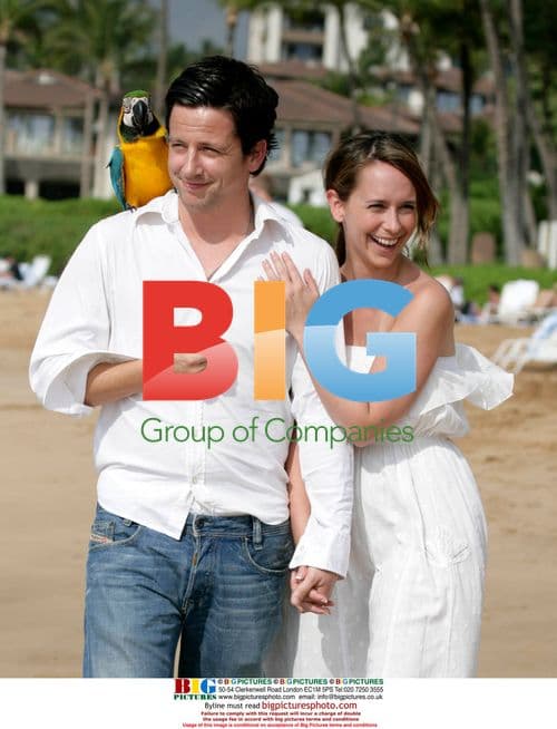 Jennifer Love Hewitt and Ross McCall take romantic beach stroll