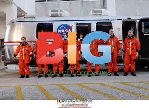 STS-122 Astronauts Wave to Crowd