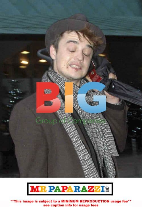 Pete Doherty and Female Companion Catch Cab in Glasgow