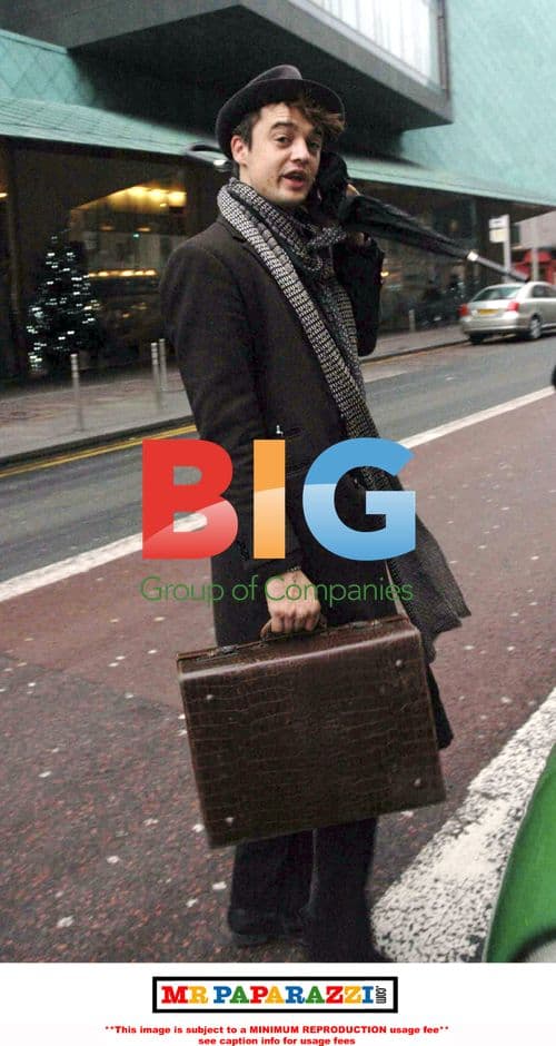 Pete Doherty and Companion Catch Cab in Glasgow